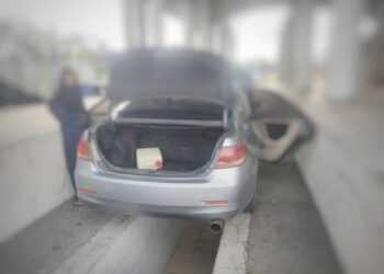 SUSPEK yang menyeludup petrol bersubsidi ditahan oleh KPDN Kelantan di kawasan letak kereta berhampiran pasar raya di Bukit Bunga, Tanah Merah, Kelantan-IHSAN KPDN.