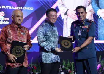 NGA Kor Ming menyampaikan sijil APC 2024 kepada Ketua Pengarah Bomba, Nor Hisham Mohammad di Putrajaya. - UTUSAN/HUSNI MOHD NOOR