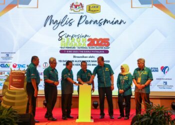 ALEXANDER Nanta Linggi merasmikan Simposium Cerun Negara 2025 di Putrajaya. - UTUSAN/KAMARIAH KHALIDI