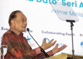 ANWAR Ibrahim berucap merasmikan CRM Trial Connect 2025 di Bangsar South di sini hari ini. - UTUSAN/FARIZ RUSADIO