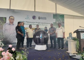 KHALED Nordin ketika meluncurkan Projek JanaVeteran Bousted Plantations Berhad di Ladang Telok Sengat, dekat sini hari ini.