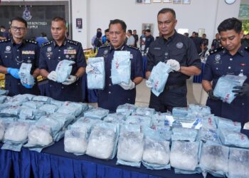 Ketua Polis Kuala Lumpur, Datuk Rusdi Mohd Isa menunjukkan antara dadah yang dirampas dalam tiga operasi berbeza dengan nilai keseluruhan RM16.01 Juta ketika sidang media di Ibu Pejabat Polis Kontijen Kuala Lumpur. - UTUSAN/Saddam Yusoff