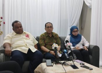 MOHAMED KHALED Nordin (tengah) dalam sidang media selepas Majlis Peluncuran JanaVeteran di Ladang Telok Sengat, Kota Tinggi.