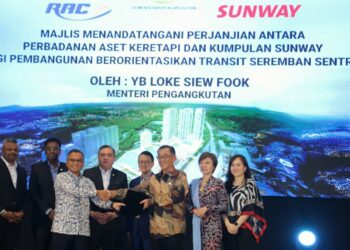 ANTHONY Loke Siew Fook, hadir menyaksikan Majlis Menandatangani Perjanjian antara Perbadanan Aset Keretapi dan Kumpulan Sunway  Bagi Pembangunan Berorientasikan Transit Seremban Sentral, di Seremban hari ini. - UTUSAN/MOHD SHAHJEHAN MAAMIN.