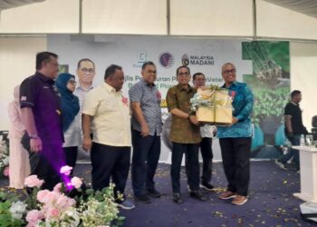 MOHAMED KHALED Nordin ketika menerima cenderamata selepas melancarkan Projek JanaVeteran Boustead Plantations Berhad di Ladang Telok Sengat, Kota Tinggi.