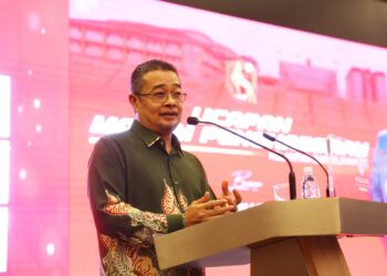 ROZI Muhamad semasa menyampaikan ucapan pada Majlis Makan Malam Penghargaan KDN FC di Kota Bharu, Kelantan malam tadi-UTUSAN/KAMARUL BISMI KAMARUZAMAN.