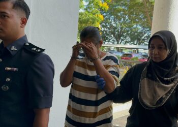 PUVANESVARI (tengah) ketika tiba di Kompleks Mahkamah Butterworth, Pulau Pinang, hari ini.-UTUSAN/SITI NUR MAS ERAH AMRAN