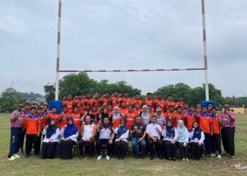 Skuad Akademi Ragbi Selangor (ARAS) Sekolah Menengah Kebangsaan (SMK) Jalan Tiga bersama pihak pengurusan dan barisan kejurulatihan.