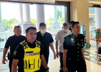 DUA bekas pekerja kilang pembungkusan makanan mengaku tidak bersalah di Mahkamah Sesyen di sini hari ini atas tuduhan melakukan pecah amanah harta syarikat bernilai lebih RM2.97 juta.