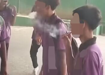 TANGKAP layar daripada satu rakaman video yang tular di media sosial baru-baru ini menunjukkan sekumpulan pelajar sekolah sedang menghisap vape secara terbuka.-GAMBAR/FACEBOOK