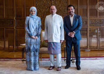 ANWAR Ibrahim (tengah) menerima kunjungan hormat daripada Biduanita Negara, Datuk Seri Siti Nurhaliza Taruddin bersama suaminya, Datuk Seri Khalid Mohamad Jiwa, yang mewakili Yayasan Nurjiwa.
