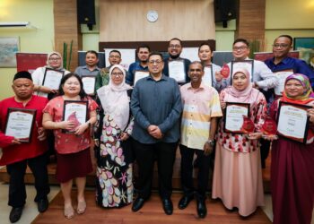 AHMAD Farhan Mohd. Sadullah (tengah)  bersama penerima anugerah dalam majlis  Media Cipta UPM 2024  di Serdang malam tadi.