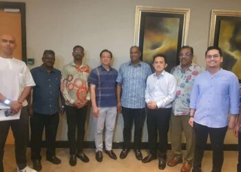 RAMANAN (tengah) bersama beberapa pemimpin PKR selepas mengadakan pertemuan bersama akar umbi parti itu di Seberang Jaya, Pulau Pinang hari ini
