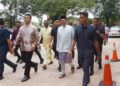 ANWAR Ibrahim beramah mesra dengan jemaah selepas hadir menunaikan solat Jumaat di Surau Al-Iman, Presint 9, 
 Putrajaya. - UTUSAN/FAISOL MUSTAFA