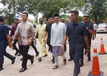 ANWAR  Ibrahim  berjalan kaki ke Restoran Kampung Pandan Kari Kepala Ikan Termasyur selepas menunaikan solat Jumaat di Putrajaya. - UTUSAN/
FAISOL MUSTAFA