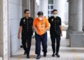Suspek dibawa ke Mahkamah Sesyen Putrajaya bagi mendapatkan perintah reman hari ini.