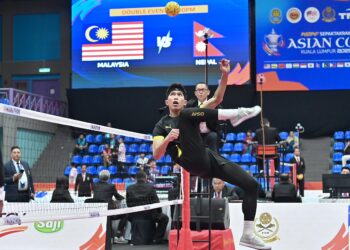 AKSI pemain Malaysia, Muhammad Noraizat Mohd Nordin ketika melawan pasukan Nepal pada acara Double dalam Kejohanan Sepak Takraw Piala Asia ASTAF 2025 di Stadium Titiwangsa di sini hari ini. UTUSAN/SYAKIR RADIN