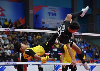 AKSI pemain Malaysia, Noraizat Mohd Nordin ketika melawan pasukan Thailand pada Acara Beregu dalam Kejohanan Sepak Takraw Piala Asia ASTAF 2025 di Stadium Titiwangsa di sini hari ini. UTUSAN/SYAKIR RADIN