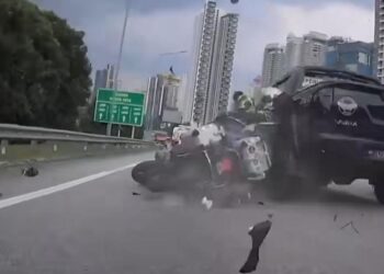 TANGKAP layar video yang tular memaparkan sebuah pacuan empat roda merempuh sebuah motosikal yang ditunggang pasangan suami isteri di Lebuhraya PLUS.