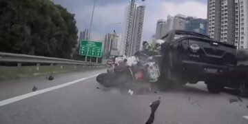 TANGKAP layar video yang tular memaparkan sebuah pacuan empat roda merempuh sebuah motosikal yang ditunggang pasangan suami isteri di Lebuhraya PLUS.