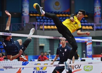 PEMAIN Malaysia, Fetri Mohd Azwadi menahan rejaman pemain Jepun  pada Acara Kuadran dalam Kejohanan Sepak Takraw Piala Asia ASTAF 2025 di Stadium Titiwangsa di sini hari ini. UTUSAN/SYAKIR RADIN