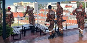 BEBERAPA anggota bomba dilihat sedang memantau keadaan dari atas sebuah bangunan di George Town susulan kejadian gempa bumi yang berlaku di Sumatera, Indonesia, hari ini.-GAMBAR/JBPM PULAU PINANG