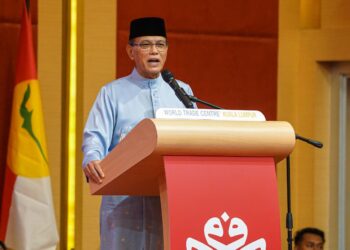 Naib Presiden UMNO Merangkap Pengerusi Lembaga Pengelola Sekolah Patriotik UMNO, Datuk Seri Diraja Wan Rosdy Wan Ismail ketika berucap pada Majlis Sambutan Hari UMNO ke-79 di WTC Kuala Lumpur di sini, hari ini. -UTUSAN/ISKANDAR ISHAK