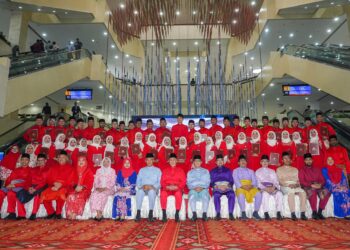 Presiden UMNO, Datuk Seri Dr. Ahmad Zahid Hamidi (tengah) ketika bergambar bersama pelajar Patriot 1 selepas Majlis Konvokesyen Sekolah Patriotik UMNO di WTC Kuala Lumpur di sini, hari ini.-UTUSAN/ISKANDAR ISHAK