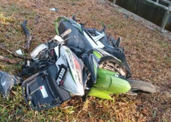 KEADAAN motosikal warga emas yang maut selepas terlibat dalam kemalangan dengan sebuah kenderaan SUV berhampiran masjid Parit Bajuri di Jalan Muar-Batu Pahat pagi, semalam.