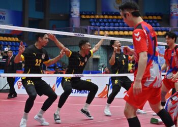 GELAGAT pasukan Malaysia meraikan mata yang diperoleh ketika menentang pasukan Korea pada peringkat separuh akhir acara kuadran dalam Kejohanan Sepak Takraw Piala Asia ASTAF 2025 di Stadium Titiwangsa di sini hari ini. UTUSAN/SYAKIR RADIN