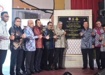 AHMAD Zahid Hamidi (tujuh dari kiri) ketika Majlis Pemasyhuran nama MRSM Kepala Batas kepada MRSM Tun Abdullah Ahmad Badawi di Kepala Batas, Pulau Pinang, hari ini. - UTUSAN/IQBAL HAMDAN