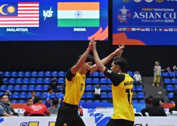 PEMAIN Malaysia, Noraizat Mohd Nordin (kiri) bersama Aidil Aiman Azwawi (kanan) meraikan kejayaan menewaskan pasukan India pada peringkat separuh akhir Acara Beregu dalam Kejohanan Sepak Takraw Piala Asia ASTAF 2025 di Stadium Titiwangsa di sini hari ini. UTUSAN/SYAKIR RADIN