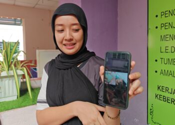 SITI Aishah Rahim menunjukkan rakaman keadaan anaknya selepas diserang sawan ketika menunggu rawatan hampir 11 jam di Hospital Melaka.