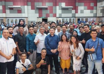 RAFIZI Ramli (tengah) ketika menghadiri program jelajah Hidupkan Idealisme Reformasi Dalam Ujian Kuasa (HIRUK) bagi zon Kedah, Pulau Pinang dan Perlis di Sungai Seluang Kulim, Kedah malam tadi.-UTUSAN/ISWAN SHAFIQ ISA