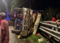 SEBUAH lori yang membawa muatan tar terbabas sebelum terbalik di selekoh berbukit di Kampung Pondok Upih, Balik Pulau, Pulau Pinang malam tadi.-GAMBAR/JBPM PULAU PINANG