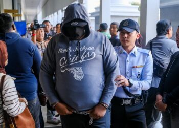 PEMANDU Nissan Navara yang tular merempuh motosikal pasangan suami isteri berhampiran Plaza Tol Duta dihukum penjara 30 hari dan didenda RM12,000 oleh Mahkamah Majistret di sini hari ini. /M. FIRDAUS M. JOHARI