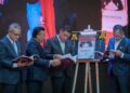 SAIFUDDIN Nasution Ismail melancarkan buku DIAGNOSA "Manual Ujian dan Pengukuran Penentusahan Penagih dan Penyalah Guna Dadah" di Putrajaya. - UTUSAN/FAIZ ALIF ZUBIR