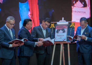 SAIFUDDIN Nasution Ismail melancarkan buku DIAGNOSA "Manual Ujian dan Pengukuran Penentusahan Penagih dan Penyalah Guna Dadah" di Putrajaya. - UTUSAN/FAIZ ALIF ZUBIR