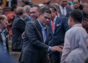 SAIFUDDIN Nasution Ismail beramah mesra ketika hadir pada Majlis Perhimpunan Bulanan KDN) di Putrajaya. - UTUSAN/FAIZ ALIF ZUBIR