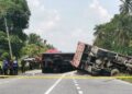 KEADAAN trak FRU yang terlibat kemalangan dengan lori di Jalan Sungai Lampam di Teluk Intan hari ini. - UTUSAN/AIN SAFRE BIDIN