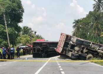 KEADAAN trak FRU yang terlibat kemalangan dengan lori di Jalan Sungai Lampam di Teluk Intan hari ini. - UTUSAN/AIN SAFRE BIDIN
