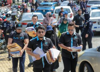 HISHAMUDDIN (tengah) bersama ahli MHO membawa dokumen aduan untuk diserahkan kepada Suruhanjaya Sekuriti Malaysia pada sidang akhbar skandal pelaburan i-RPS disyaki palsu melibatkan seramai 232 orang mangsa dan jumlah kerugian sebanyak lebih kurang RM80 juta di Suruhanjaya Sekuriti Malaysia di sini hari ini. - UTUSAN/FARIZ RUSADIO