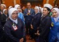 DZULKEFLY Ahmad beramah mesra bersama kakitangan kesihatan selepas Majlis Perasmian Sambutan Hari Bidan dan Hari Jururawat Peringkat Kebangsaan 2025 di IKN Putrajaya.  - UTUSAN/FAISOL MUSTAFA