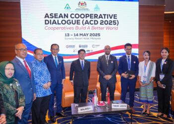 EWON Benedick bersama delegasi Timor Leste, Arsenio Pereira da Silva (empat kanan) selepas Majlis Perasmian Dialog Koperasi ASEAN 2025 (ACD 2025), di Sunway Resort hari ini. - UTUSAN/SADDAM YUSOFF
