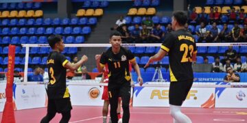 KHAIRUL Aman Rosdi (tengah) dikejarkan ke Hospital Kuala Lumpur bagi mendapatkan rawatan, malam ini.