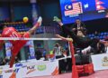AZLAN Alias (kanan) melakukan libasan ketika berdepan regu Nepal dalam  Piala Asia Sepaktakraw ASTAF 2025 di Stadium Titiwangsa, hari ini.- GAMBAR: SYAKIR RADIN