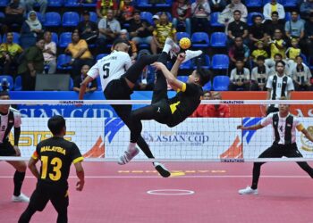 PEMAIN Malaysia, Mohamad Azlan Alias membuat aksi rejaman ketika menentang pasukan Singapura pada Acara Regu dalam Kejohanan Sepak Takraw Piala Asia ASTAF 2025 di Stadium Titiwangsa di sini hari ini. UTUSAN/SYAKIR RADIN