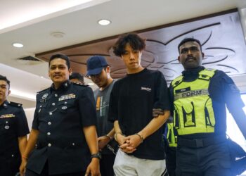 DUA penuntut universiti di Singapura, Zhang Runbao, 23, (bertopi) dan Ye Yingxi, 18,(dua dari kanan) yang juga warganegara China ketika dibawa untuk menghadapi tuduhan menipu ibu Yangxi kononnya anak wanita berkenaan telah diculik dan menuntut tebusan sebanyak RM2.9 juta di Mahkamah Sesyen Kuala Lumpur di sini hari ini. -UTUSAN/MOHD FIRDAUS MOHD JOHARI