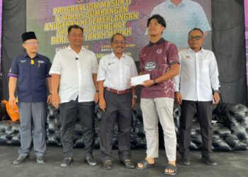 MOHAMAD Suparadi Md. Noor (tiga kiri) bergambar bersama penerima semasa Program Jom Masuk U Peringkat Parlimen Tanah Merah & Pelancaran Persatuan Pelajar IPT Tanah Merah (PINTAR) di Bilik Gerakan Utama UMNO Bahagian Tanah Merah, Batu 9, Tanah Merah, Kelantan hari ini.UTUSAN/ROSMIZAN RESDI