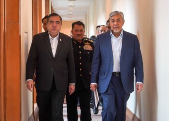 AHMAD Zahid Hamidi bersama Anthony Loke selepas Mesyuarat Jawatankuasa Kabinet Mengenai Keselamatan dan Kesesakan Jalan Raya (JK-MKKJR) Bilangan 1 Tahun 2025 di Putrajaya. - UTUSAN/FAISOL MUSTAFA